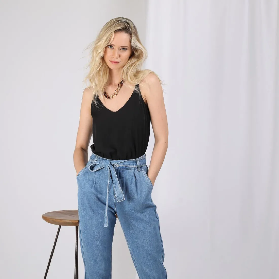 Blouse à bretelles asymétrique et fendue femme - Noir