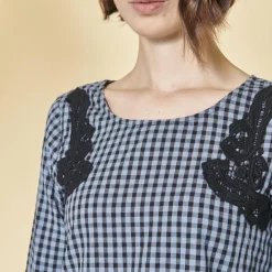 Blouse à carreaux manches 3/4 guipure et volants femme - Carreaux Bleu en coton