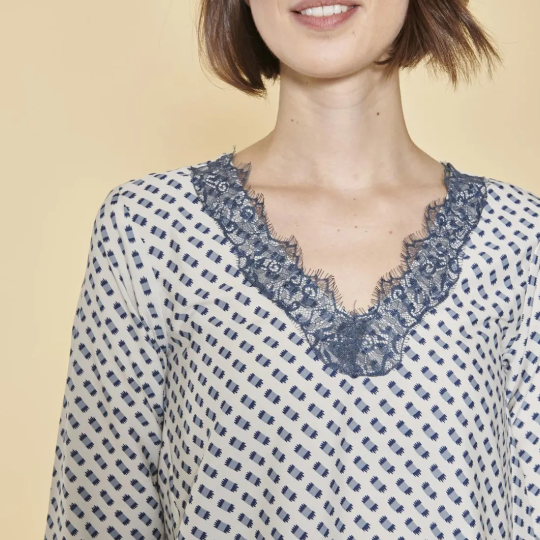 Blouse asymétrique imprimée col V dentelle manches 3/4 femme - Imprimé Écru blanc