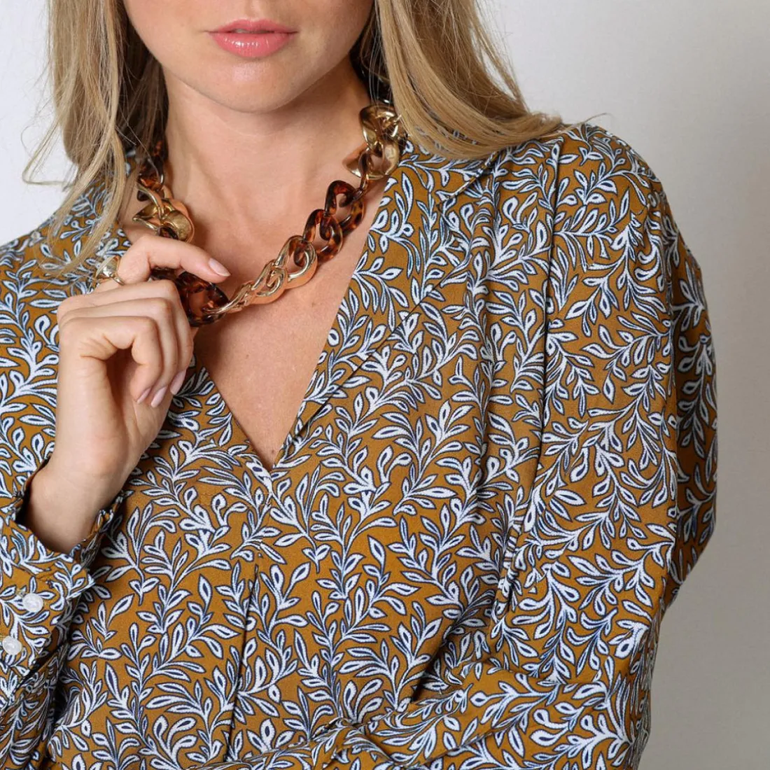 Blouse col chemise fluide imprimée Lison moutarde en viscose