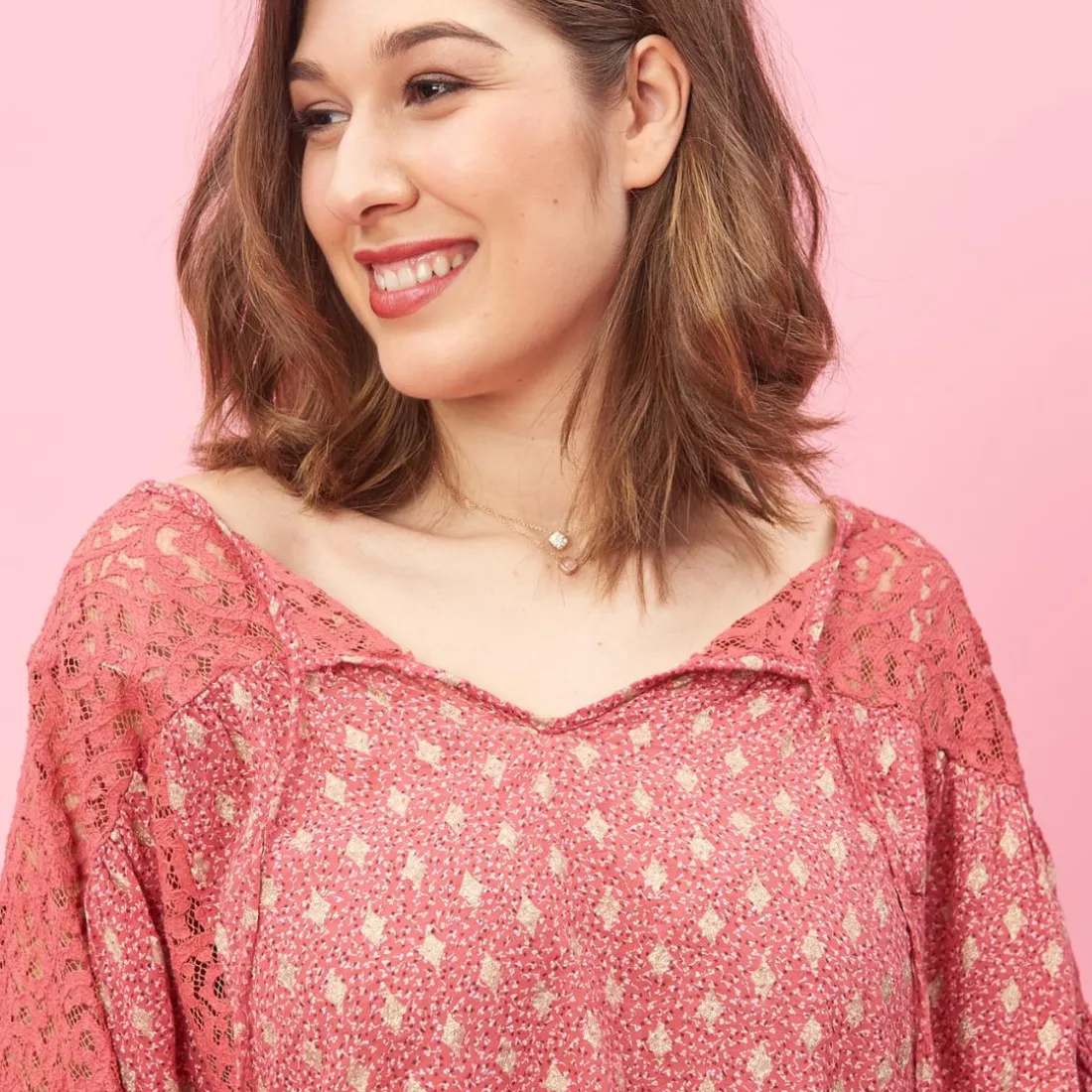 Blouse col V avec application de dentelle Klauda en coton