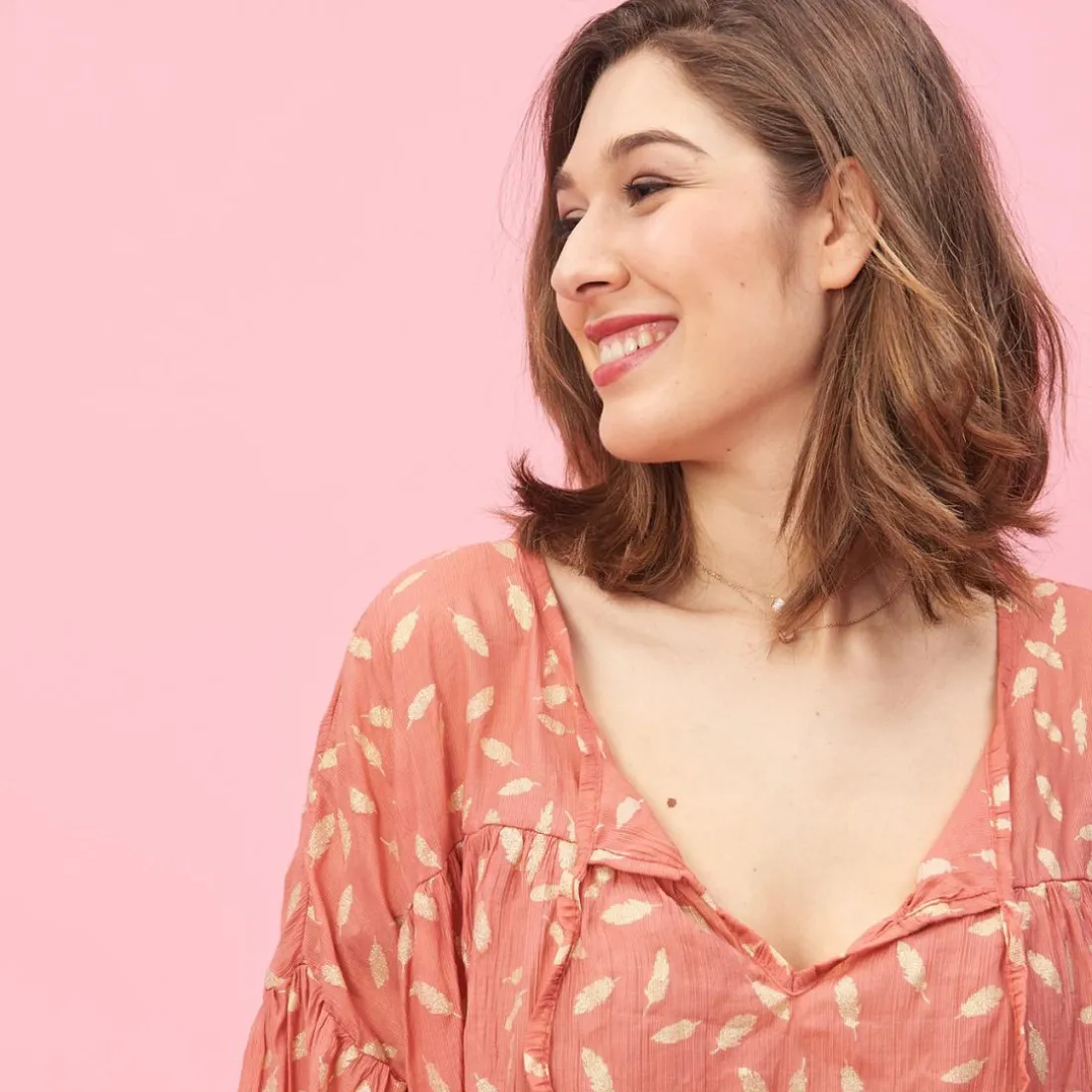 Blouse col V imprimée plumes Kate en viscose