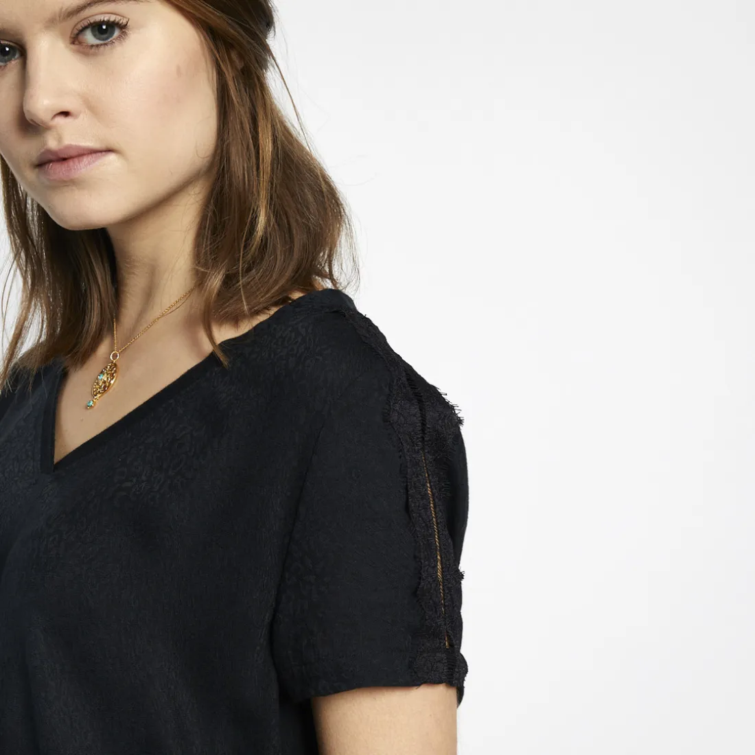 Blouse manches courtes col V détail dentelle Donna noir en viscose