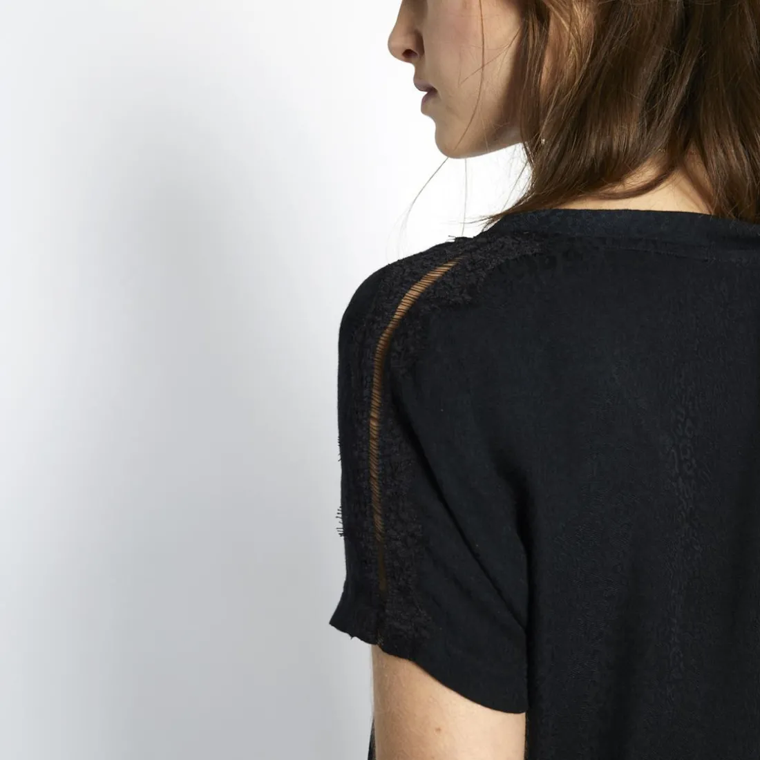Blouse manches courtes col V détail dentelle Donna noir en viscose