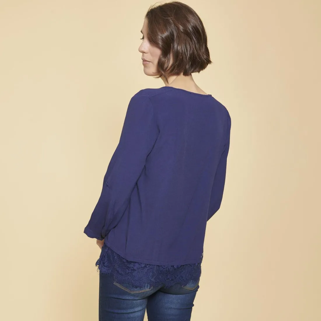 Blouse manches longues détail dentelle bleu marine