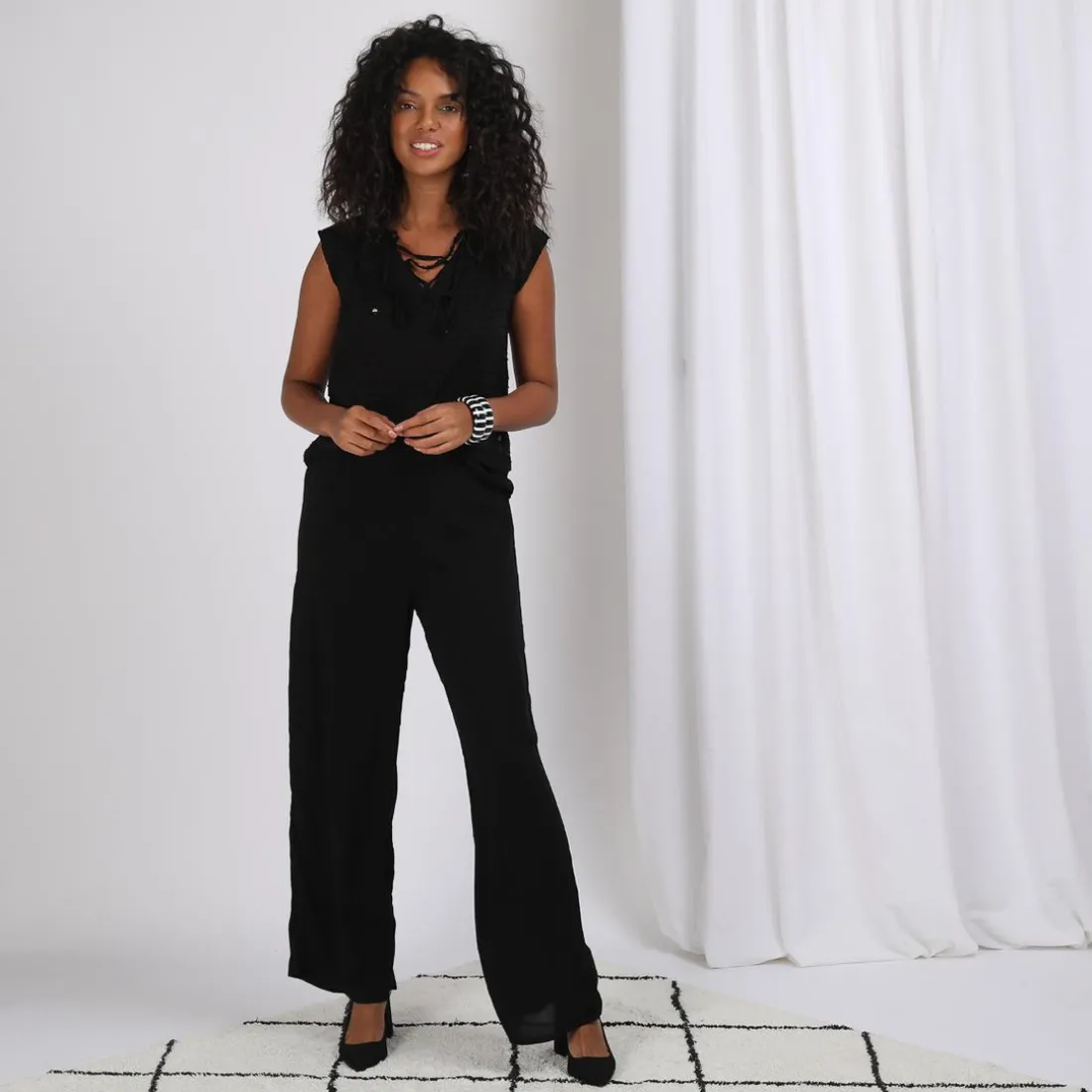Blouse sans manche col V plumetis noir en viscose