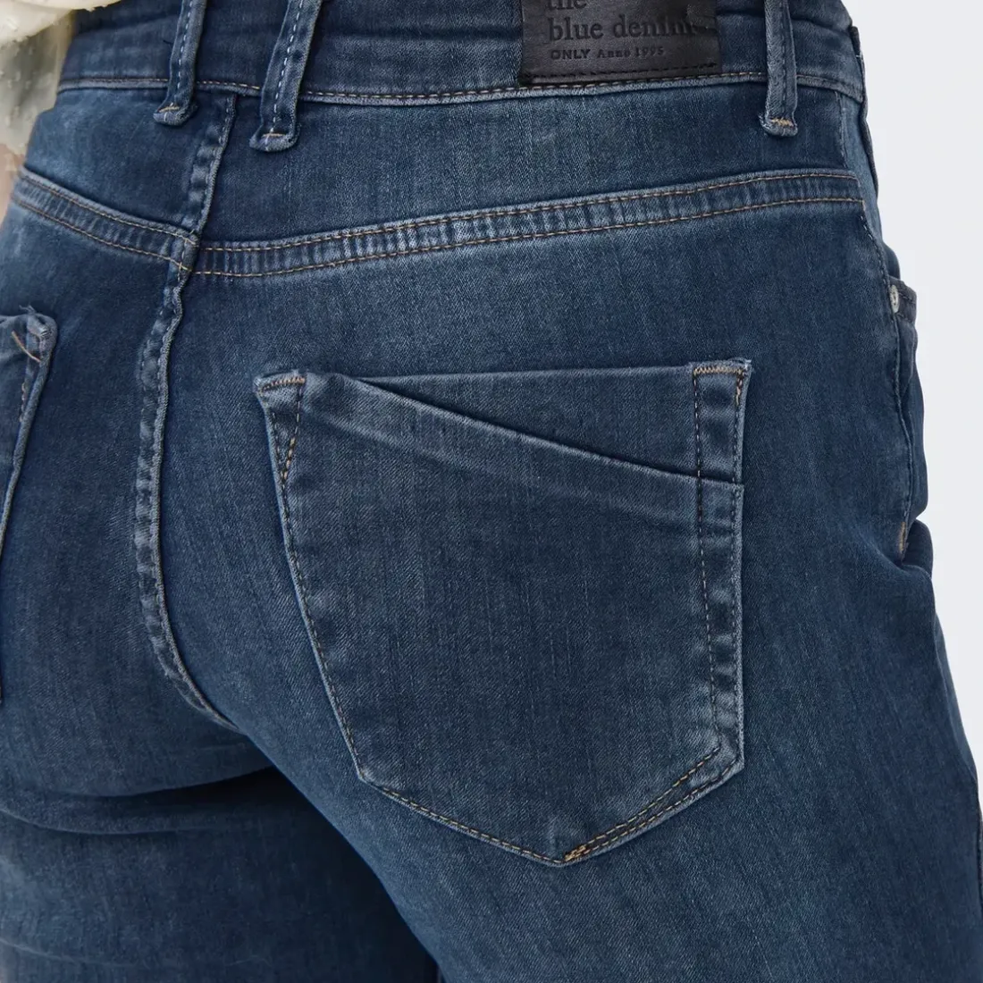 Jean flare Blush noir en coton Hana