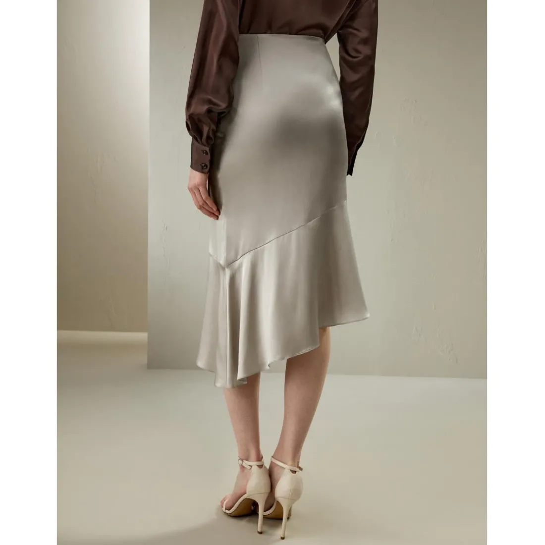 Jupe asymétrique en queue en soie gris argenté