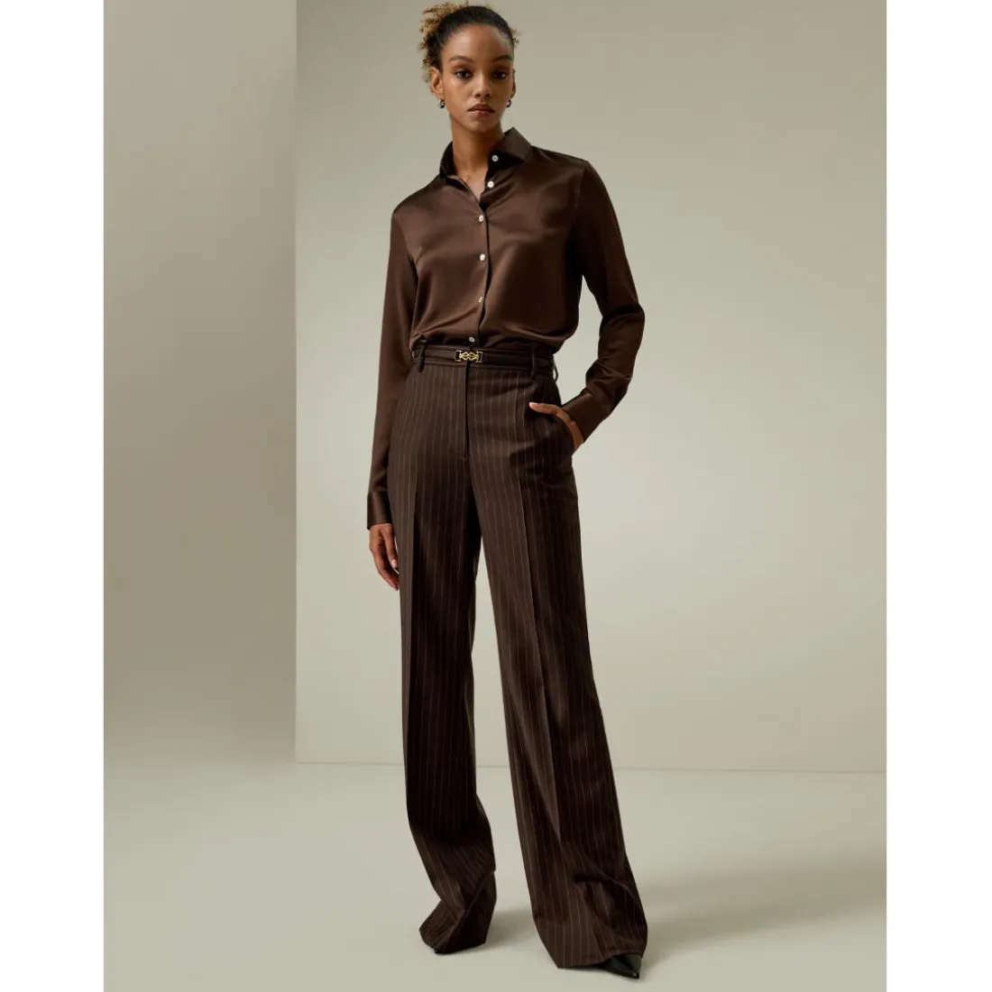 Pantalon taille haute à fines rayures café en soie