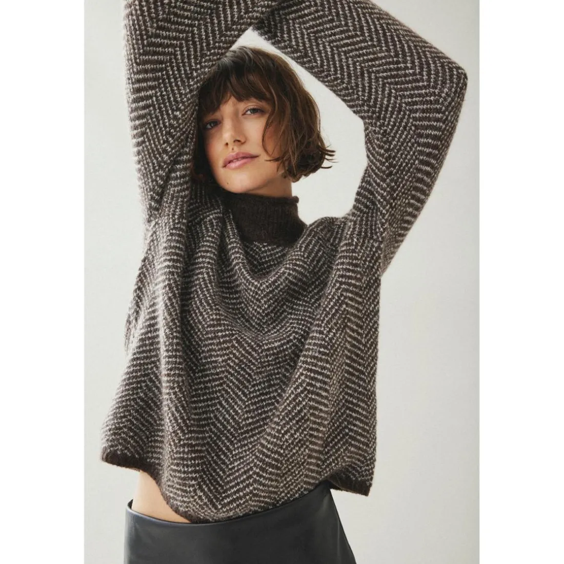 Pull col haut marron foncé