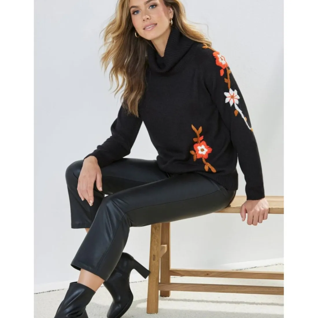 Pull col montant avec broderie florale noir