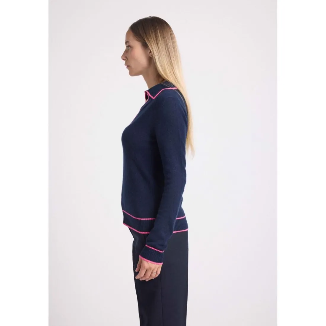 Pull col polo AURORE en cachemire bleu marine et liseret rose fluo