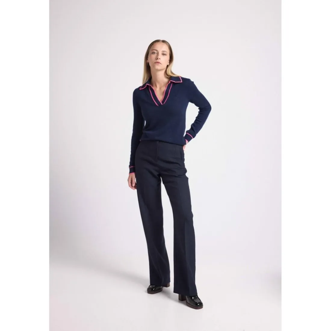 Pull col polo AURORE en cachemire bleu marine et liseret rose fluo