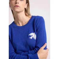 Pull col rond colombe PAULINE en cachemire bleu roi et oiseau blanc