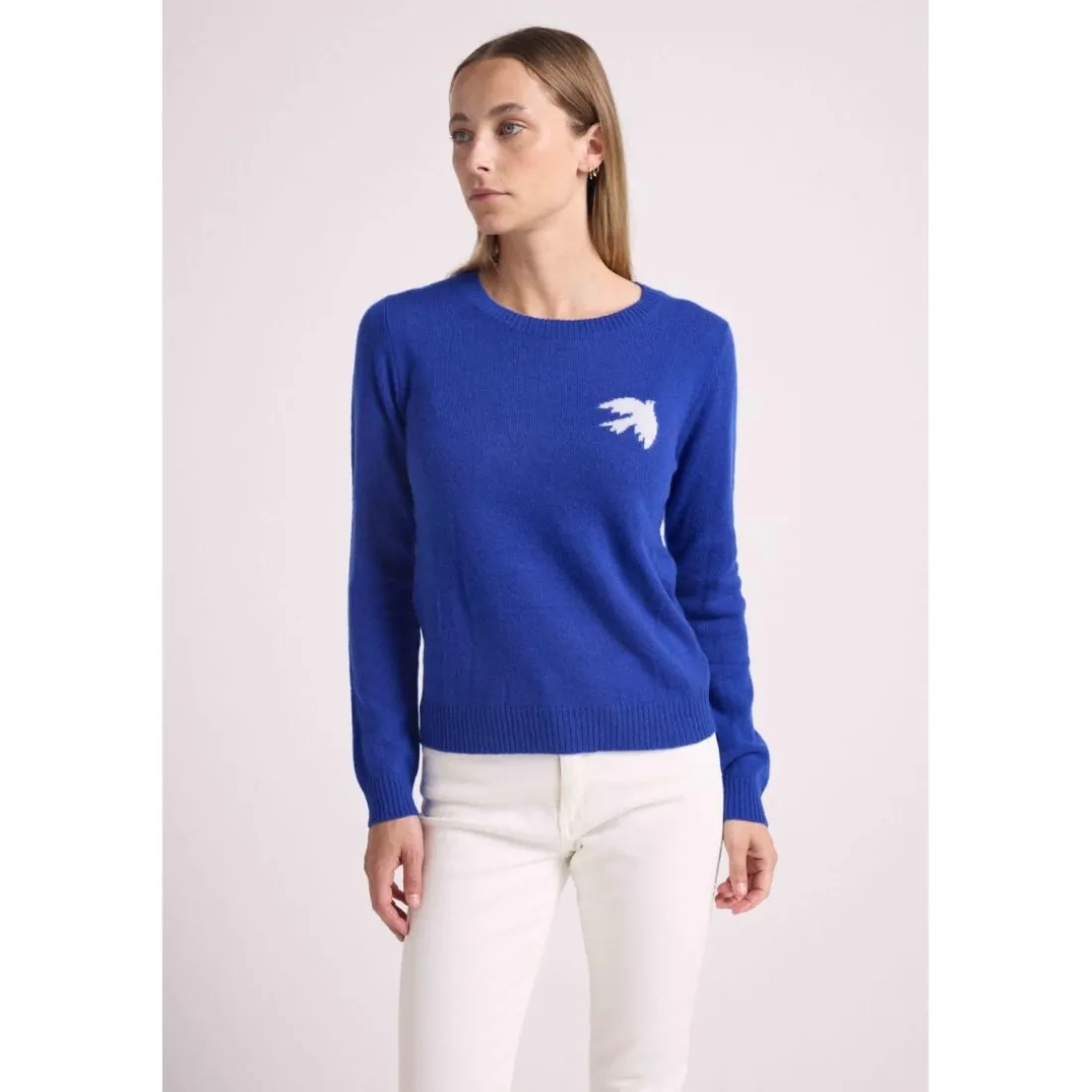 Pull col rond colombe PAULINE en cachemire bleu roi et oiseau blanc