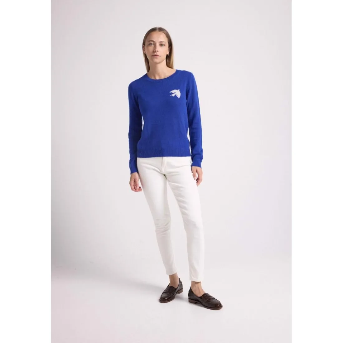 Pull col rond colombe PAULINE en cachemire bleu roi et oiseau blanc