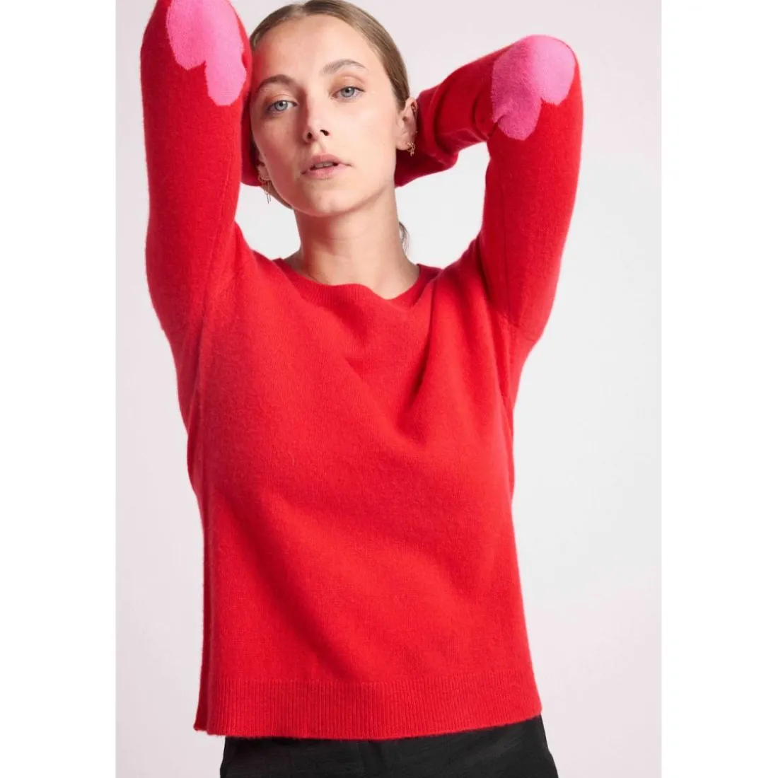 Pull col rond coudes cœurs ZAIME en cachemire rouge et cœurs rose