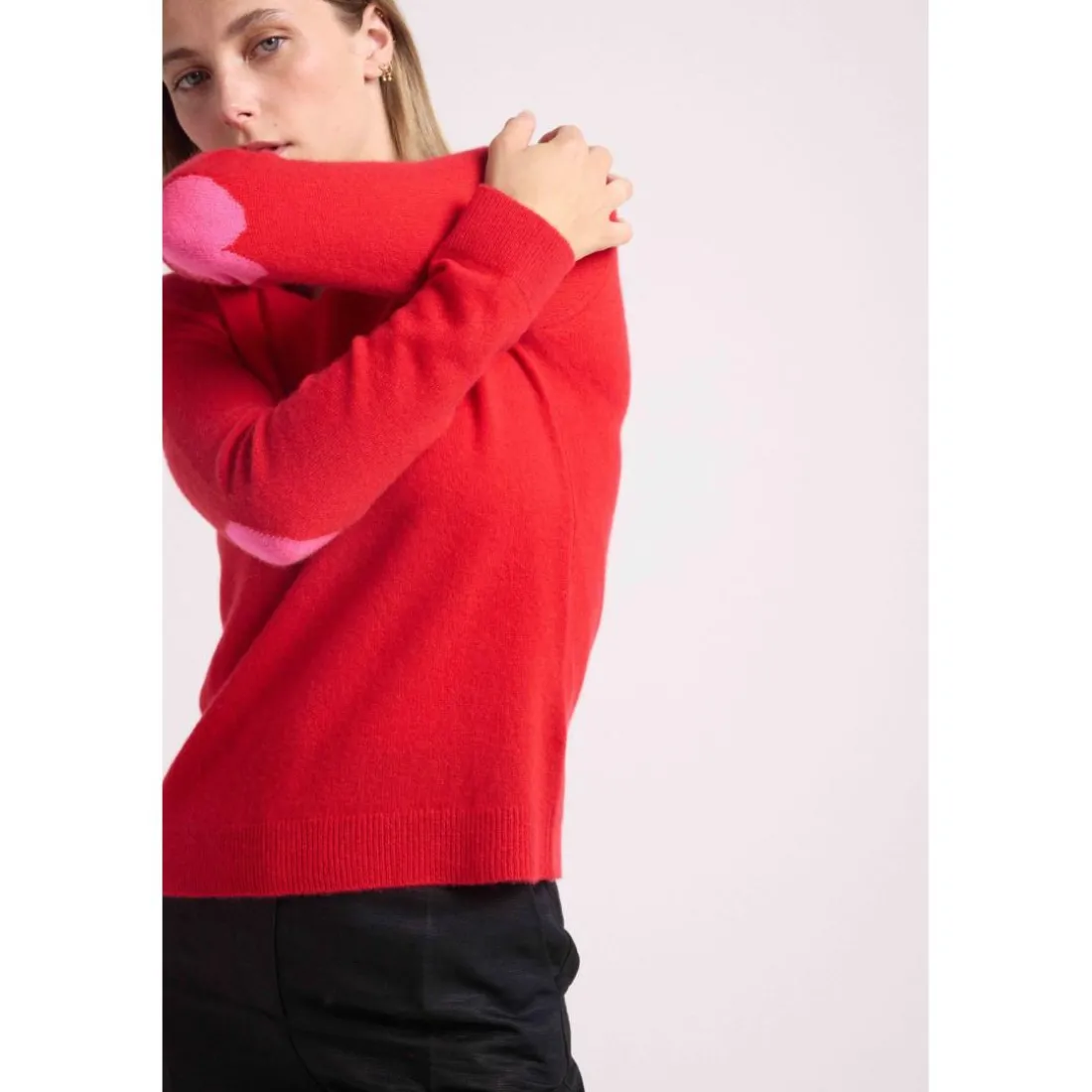 Pull col rond coudes cœurs ZAIME en cachemire rouge et cœurs rose