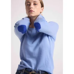 Pull col rond coudes cœurs femme ZAIME en cachemire bleu ciel et cœurs bleu roi
