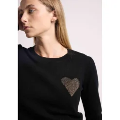 Pull col rond love heritage ZAPHIRA en cachemire noir et cœur dore