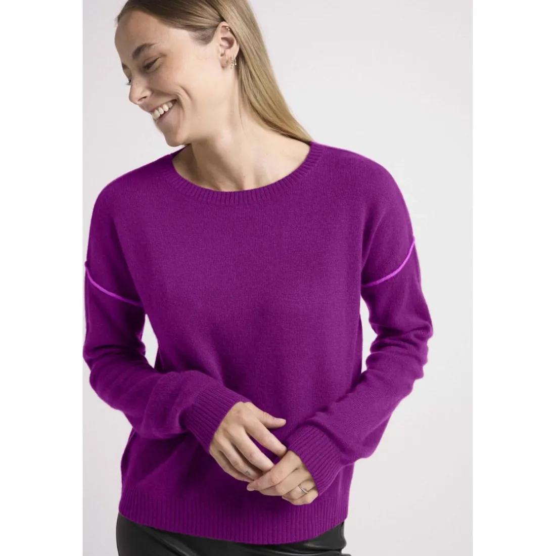 Pull col rond oversize couture contrastees GIORGIA en cachemire plum et liseret violet