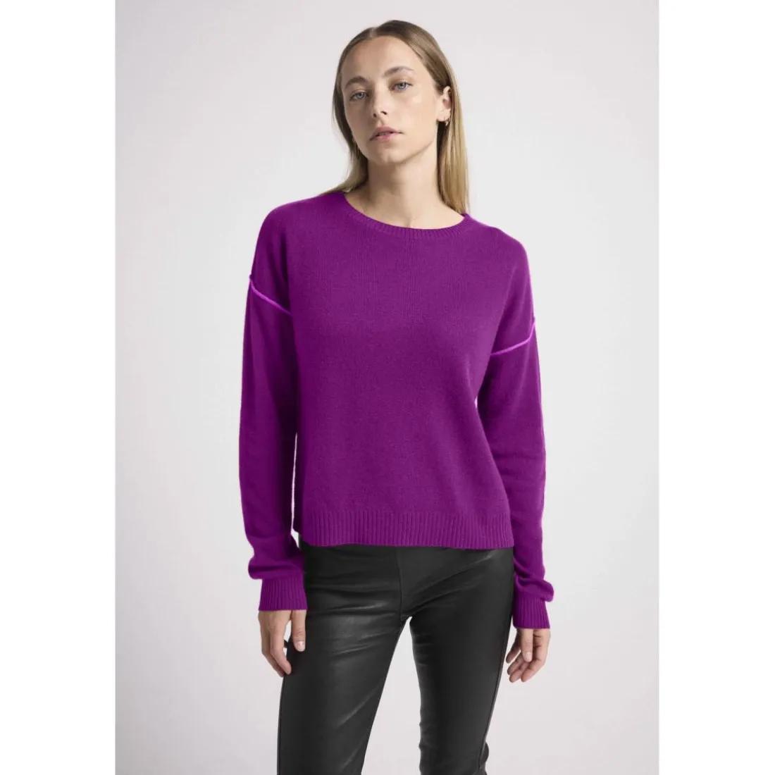 Pull col rond oversize couture contrastees GIORGIA en cachemire plum et liseret violet