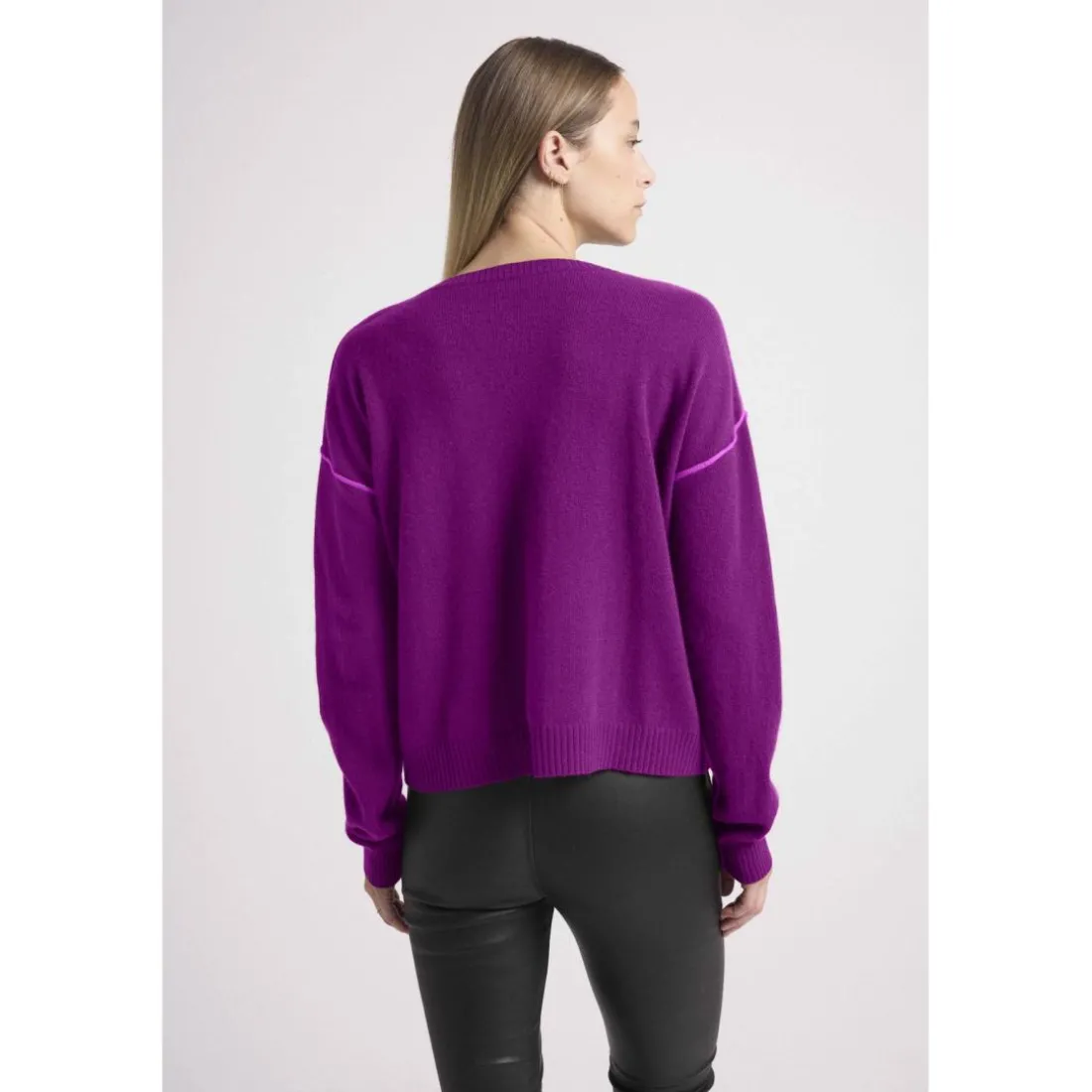 Pull col rond oversize couture contrastees GIORGIA en cachemire plum et liseret violet