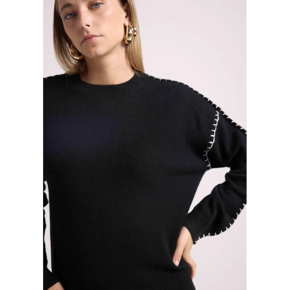 Pull col rond oversize surpiqures CLARISSE en cachemire noir et coutures blanches