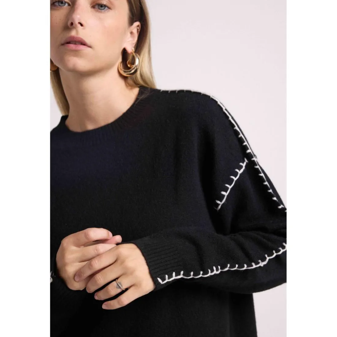 Pull col rond oversize surpiqures CLARISSE en cachemire noir et coutures blanches