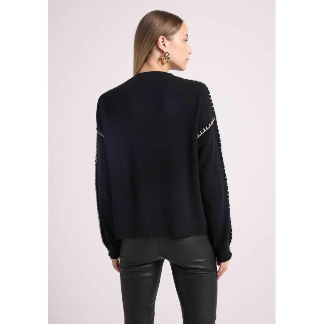 Pull col rond oversize surpiqures CLARISSE en cachemire noir et coutures blanches