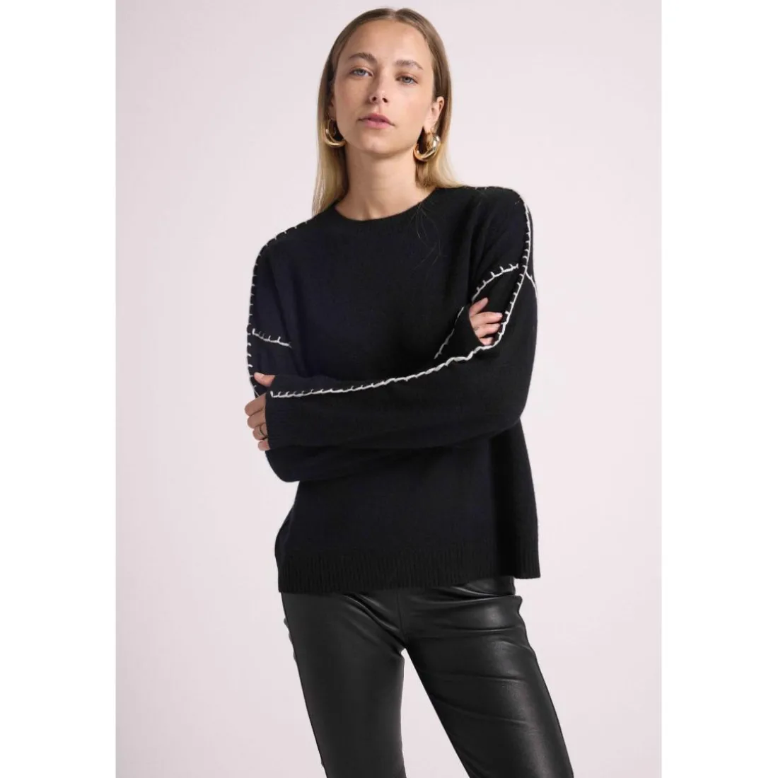 Pull col rond oversize surpiqures CLARISSE en cachemire noir et coutures blanches