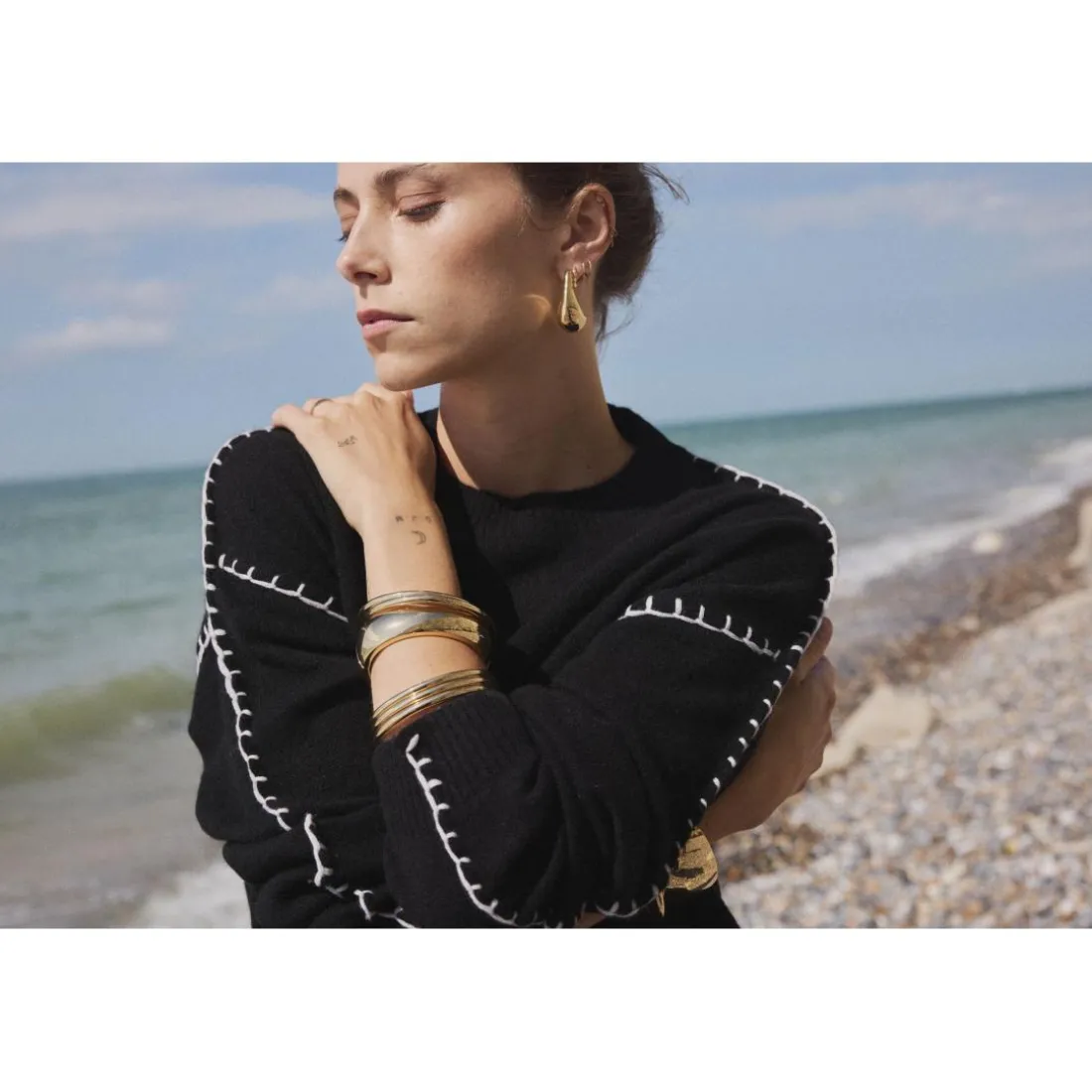Pull col rond oversize surpiqures CLARISSE en cachemire noir et coutures blanches