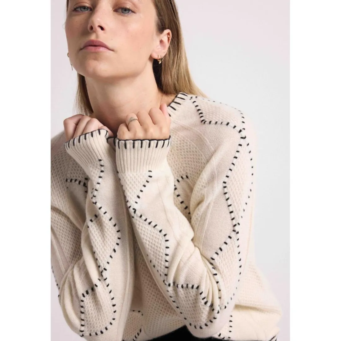 Pull col rond torsades et surpiqures BARBARA en cachemire blanc et coutures noires