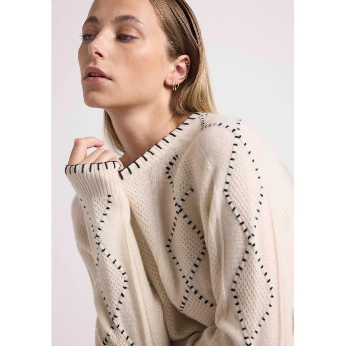 Pull col rond torsades et surpiqures BARBARA en cachemire blanc et coutures noires