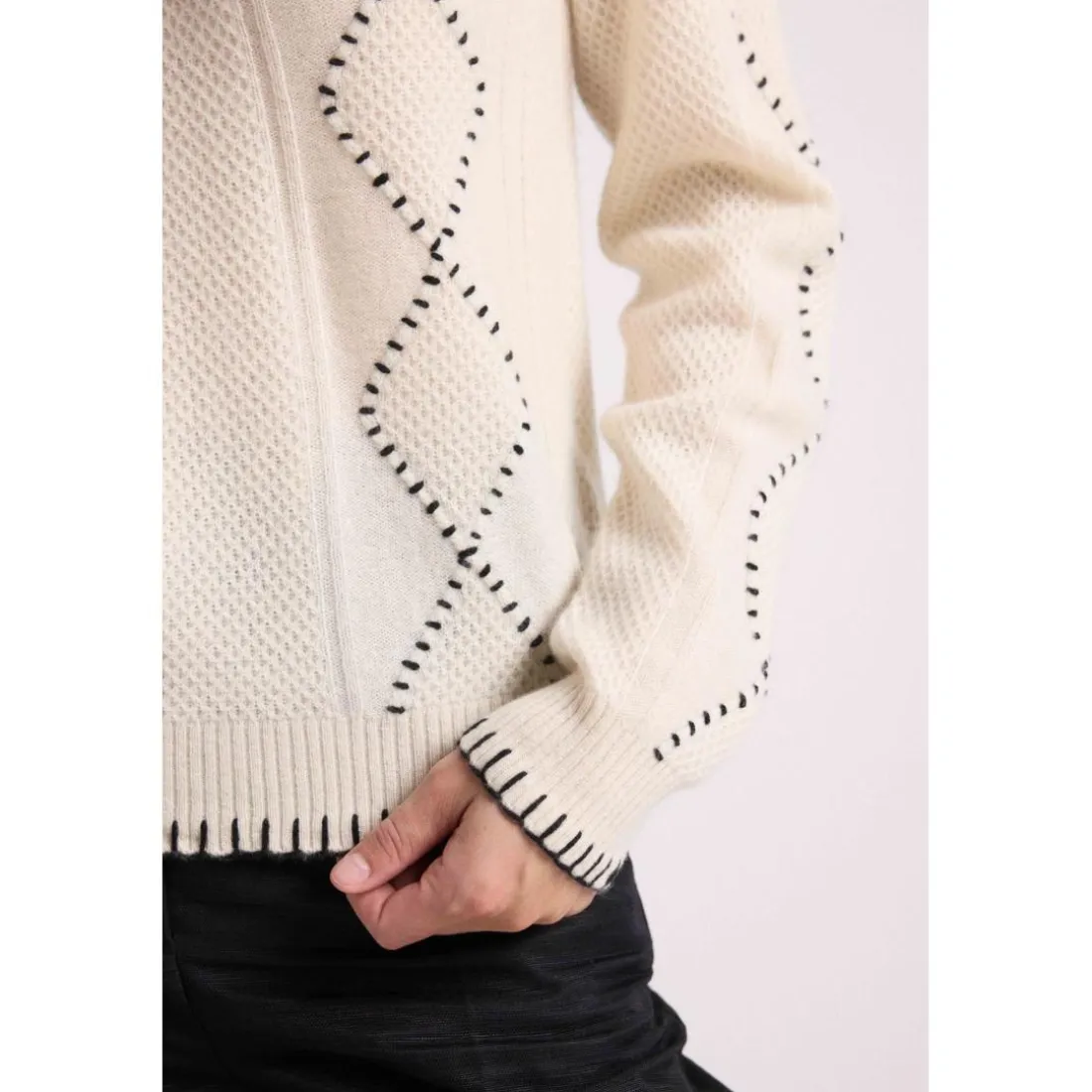 Pull col rond torsades et surpiqures BARBARA en cachemire blanc et coutures noires