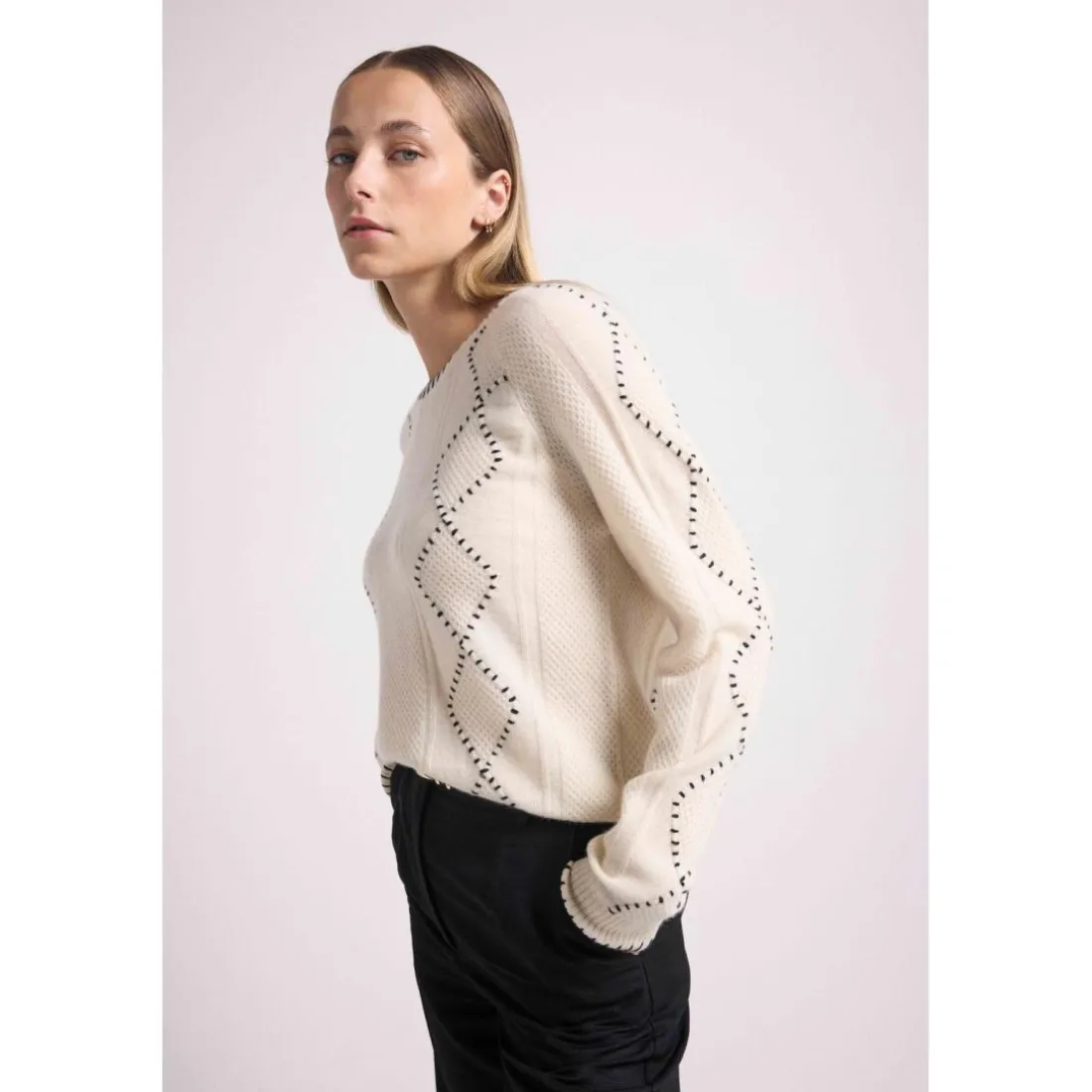 Pull col rond torsades et surpiqures BARBARA en cachemire blanc et coutures noires