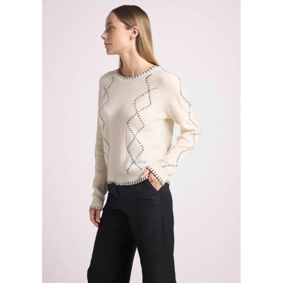 Pull col rond torsades et surpiqures BARBARA en cachemire blanc et coutures noires