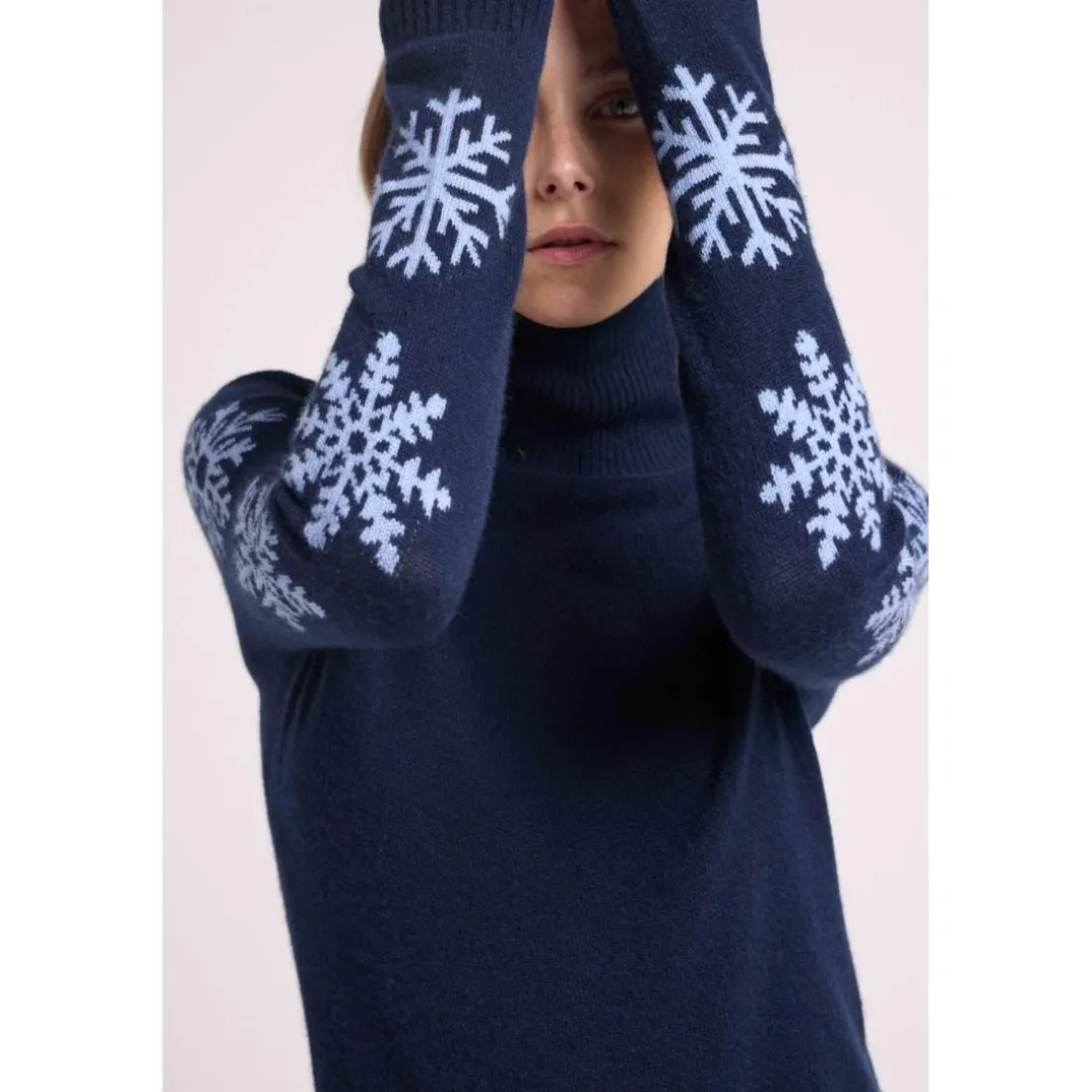 Pull col roule flocons FLOCON en cachemire bleu marine et flocon bleu ciel