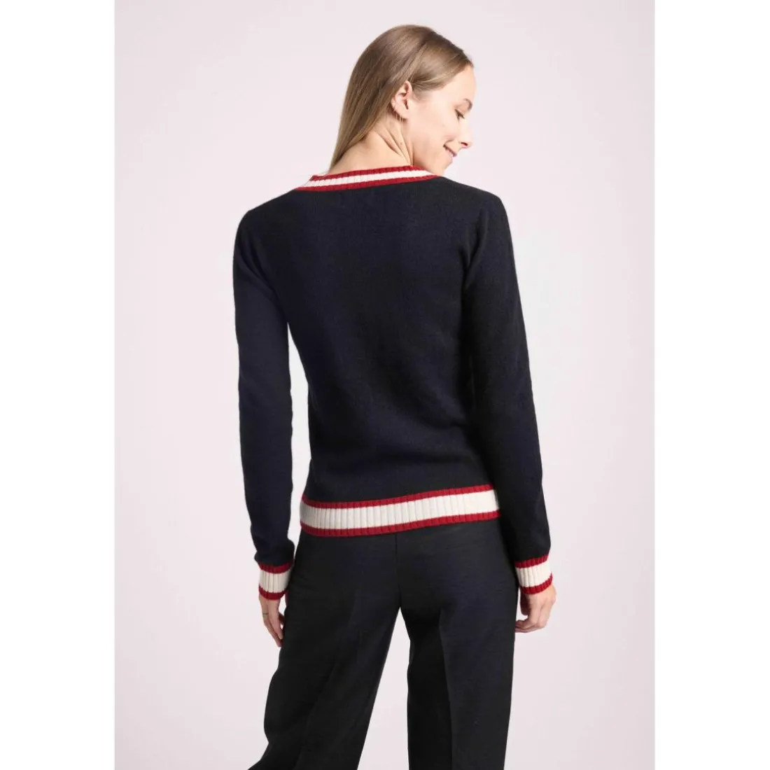 Pull col V cricket college LEONIE en cachemire noir et rib rouge et blanc