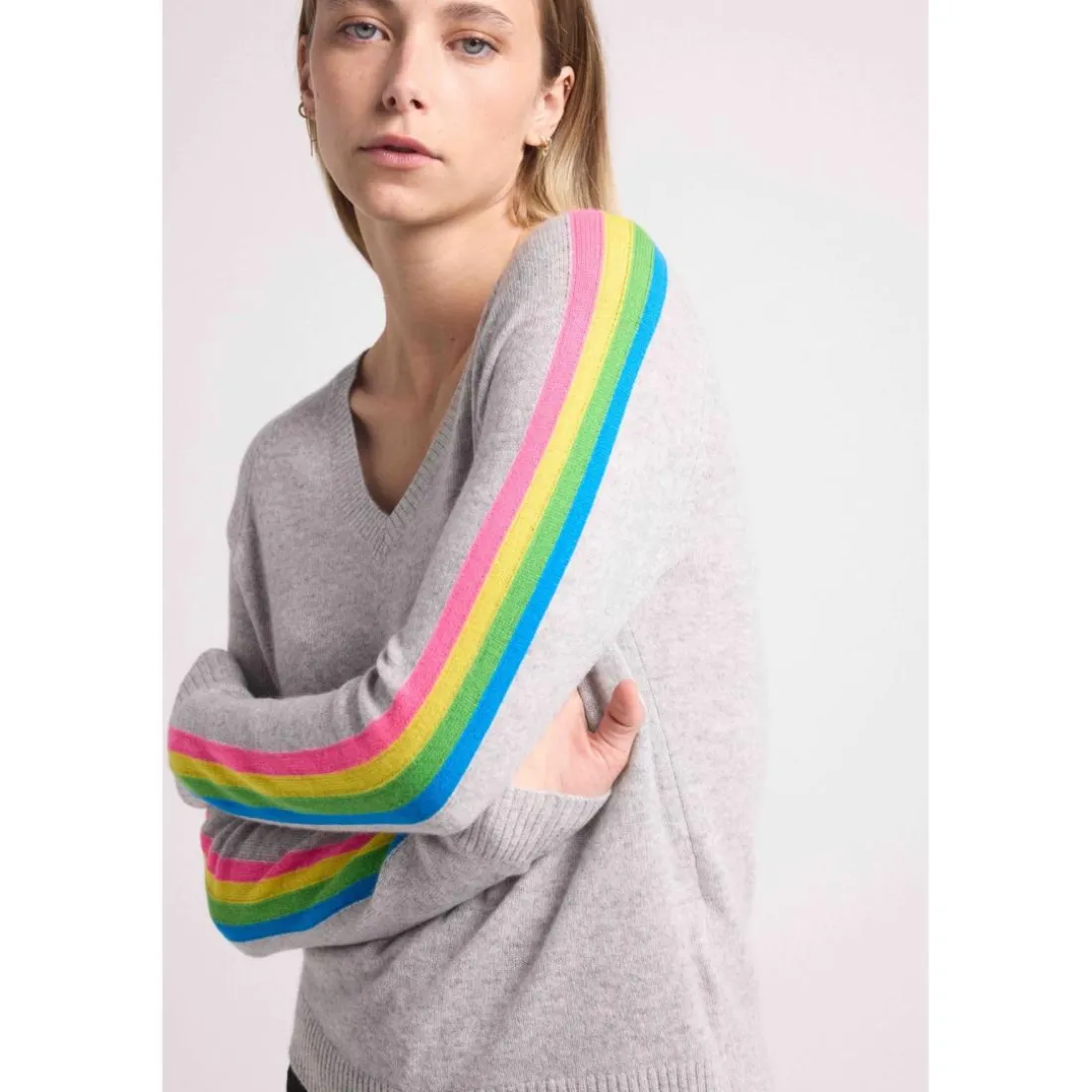 Pull col V manches bandes arc en ciel JAVA en cachemire gris perle