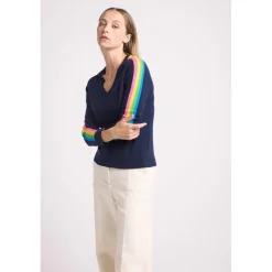 Pull col V manches bandes arc en ciel JAVA en cachemire bleu marine