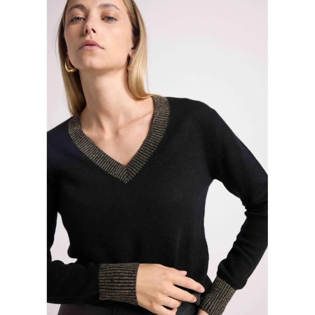Pull col V rib contraste ZEPHANA en cachemire noir et rib dore