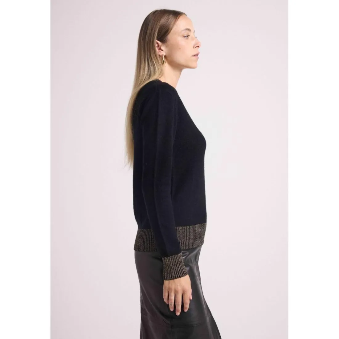 Pull col V rib contraste ZEPHANA en cachemire noir et rib dore