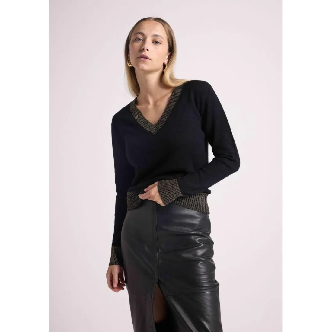 Pull col V rib contraste ZEPHANA en cachemire noir et rib dore