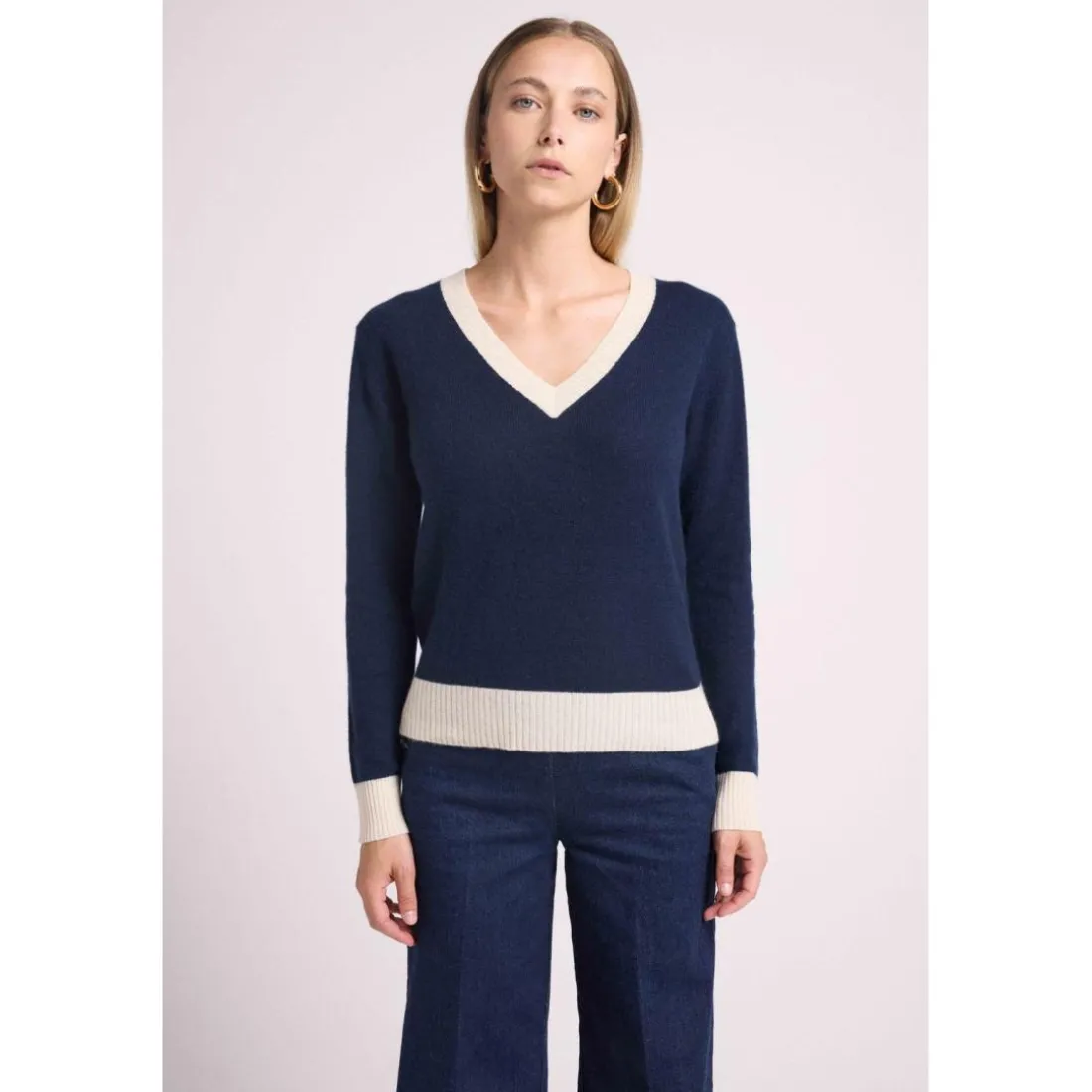 Pull col V rib contraste ZEPHANA en cachemire bleu marine et rib blanc