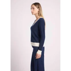 Pull col V rib contraste ZEPHANA en cachemire bleu marine et rib blanc