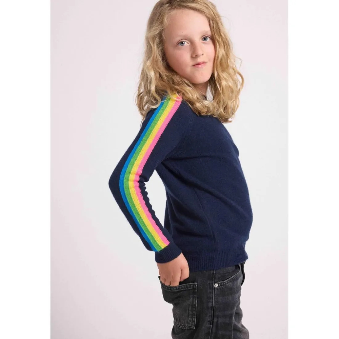 Pull enfant col rond bandes multicolores LUZ en cachemire bleu marine