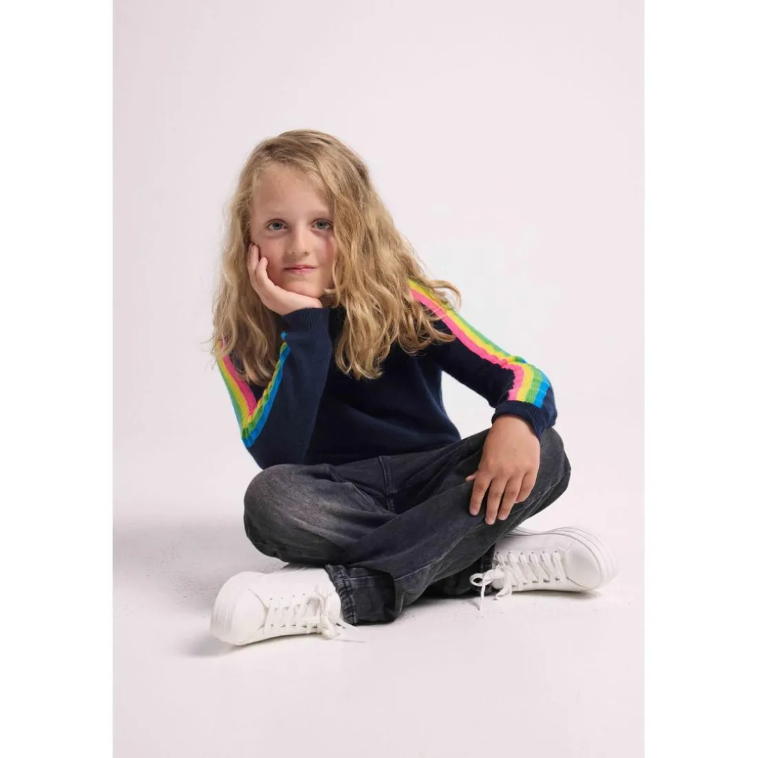 Pull enfant col rond bandes multicolores LUZ en cachemire bleu marine