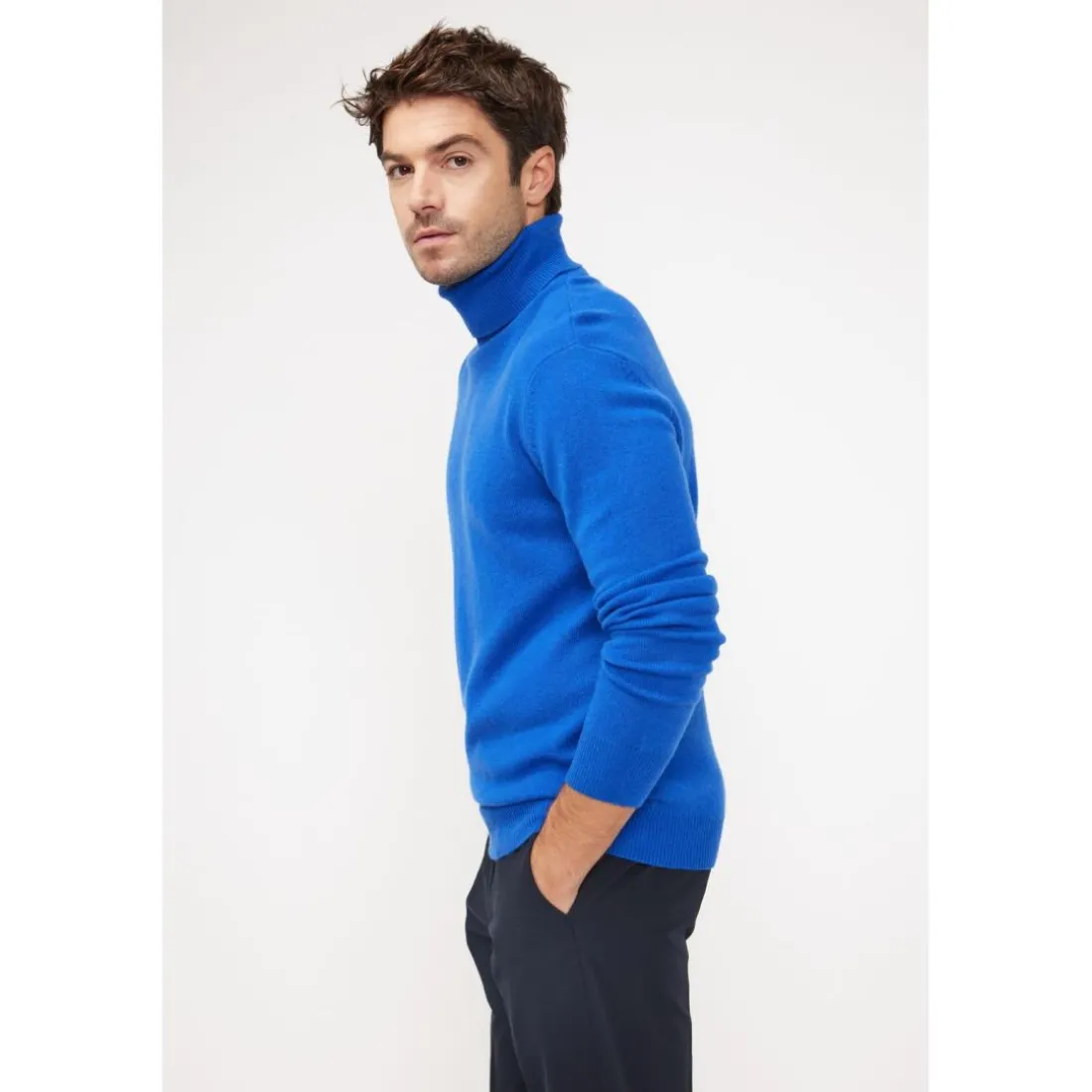 Pull homme col roule ZACHARY en cachemire bleu flashy