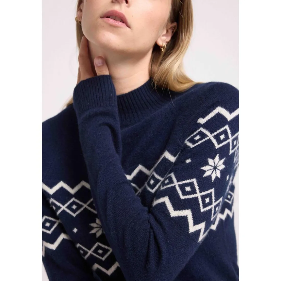 Pull montagne col montant CLARA en cachemire bleu marine et blanc
